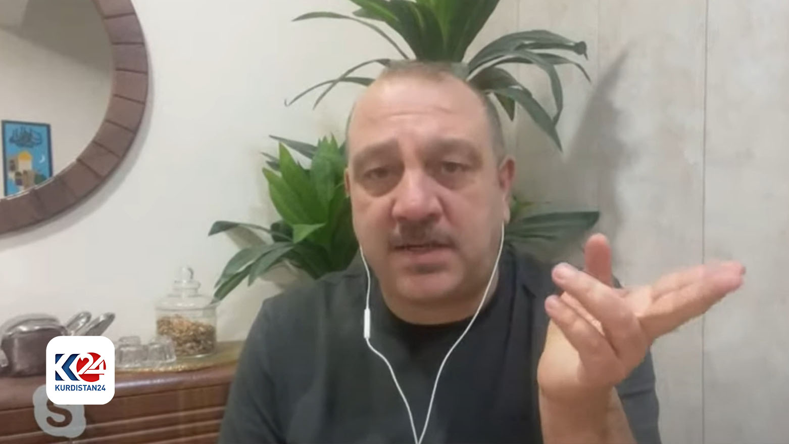 وائل حازم، شرۆڤەکاری سیاسیی